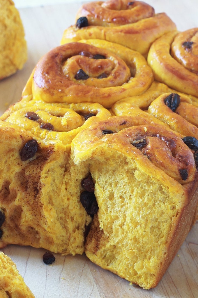 Brioche au potiron et raisins secs parfumée à la cannelle. Elle est moelleuse, délicieuse pour le petit déjeuner et le goûter. #briocheaupotiron #briochecannelle #briocheraisinssecs #brioche #cuisineculinaire