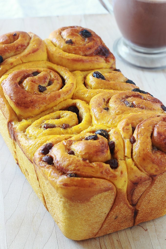 Brioche au potiron et raisins secs parfumée à la cannelle. Elle est moelleuse, délicieuse pour le petit déjeuner et le goûter. #briocheaupotiron #briochecannelle #briocheraisinssecs #brioche #cuisineculinaire