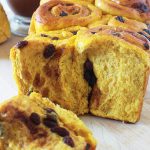 Brioche au potiron et raisins secs parfumée à la cannelle. Elle est moelleuse, délicieuse pour le petit déjeuner et le goûter. #briocheaupotiron #briochecannelle #briocheraisinssecs #brioche #cuisineculinaire