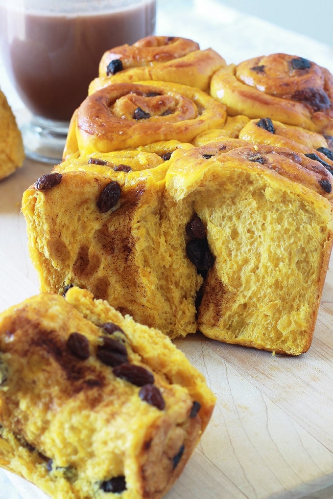 Brioche au potiron et raisins secs parfumée à la cannelle. Elle est moelleuse, délicieuse pour le petit déjeuner et le goûter. #briocheaupotiron #briochecannelle #briocheraisinssecs #brioche #cuisineculinaire