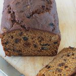 Cake au potiron moelleux (ou cake à la citrouille, pumpkin bread américain), avec des noix et raisins secs et parfumé aux épices. Facile à préparer.  Peut se faire avec de la purée de n'importe quelle courge d'hiver : potiron, butternut, citrouille, potimarron, etc #cakepotiron #cakecitrouille #potiron #noix #raisins secs #cuisineculinaire