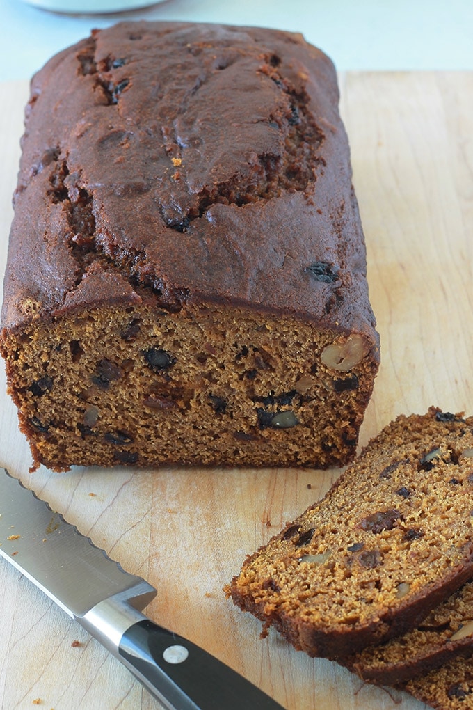 Cake au potiron moelleux (ou cake à la citrouille, pumpkin bread américain), avec des noix et raisins secs et parfumé aux épices. Facile à préparer.  Peut se faire avec de la purée de n'importe quelle courge d'hiver : potiron, butternut, citrouille, potimarron, etc #cakepotiron #cakecitrouille #potiron #noix #raisins secs #cuisineculinaire