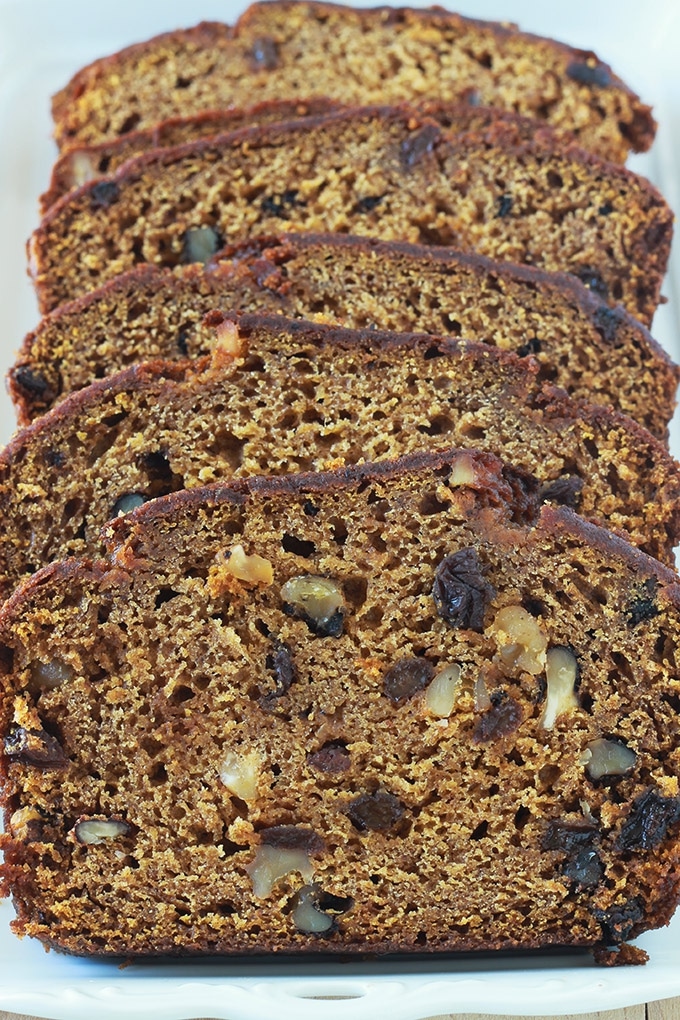 Cake au potiron moelleux (ou cake à la citrouille, pumpkin bread américain), avec des noix et raisins secs et parfumé aux épices. Facile à préparer.  Peut se faire avec de la purée de n'importe quelle courge d'hiver : potiron, butternut, citrouille, potimarron, etc #cakepotiron #cakecitrouille #potiron #noix #raisins secs #cuisineculinaire