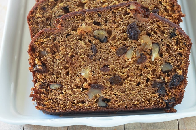 Cake au potiron moelleux (ou cake à la citrouille, pumpkin bread américain), avec des noix et raisins secs et parfumé aux épices. Facile à préparer.  Peut se faire avec de la purée de n'importe quelle courge d'hiver : potiron, butternut, citrouille, potimarron, etc #cakepotiron #cakecitrouille #potiron #noix #raisins secs #cuisineculinaire