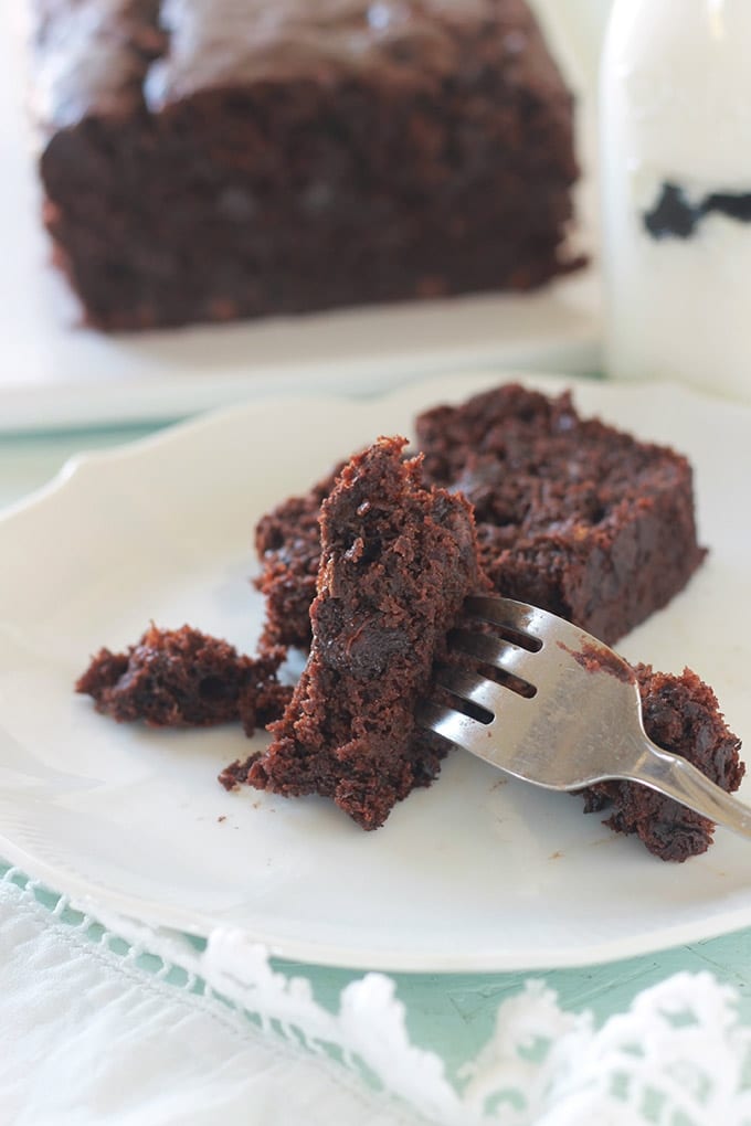 Cake banane chocolat hyper moelleux et fondant. Très facile à faire et inratable. A base de bananes très mûres, chocolat en morceaux ou pépites de chocolat, poudre de cacao et yaourt. C'est le meilleur banana bread au chocolat que j'ai goûté jusqu'à présent.