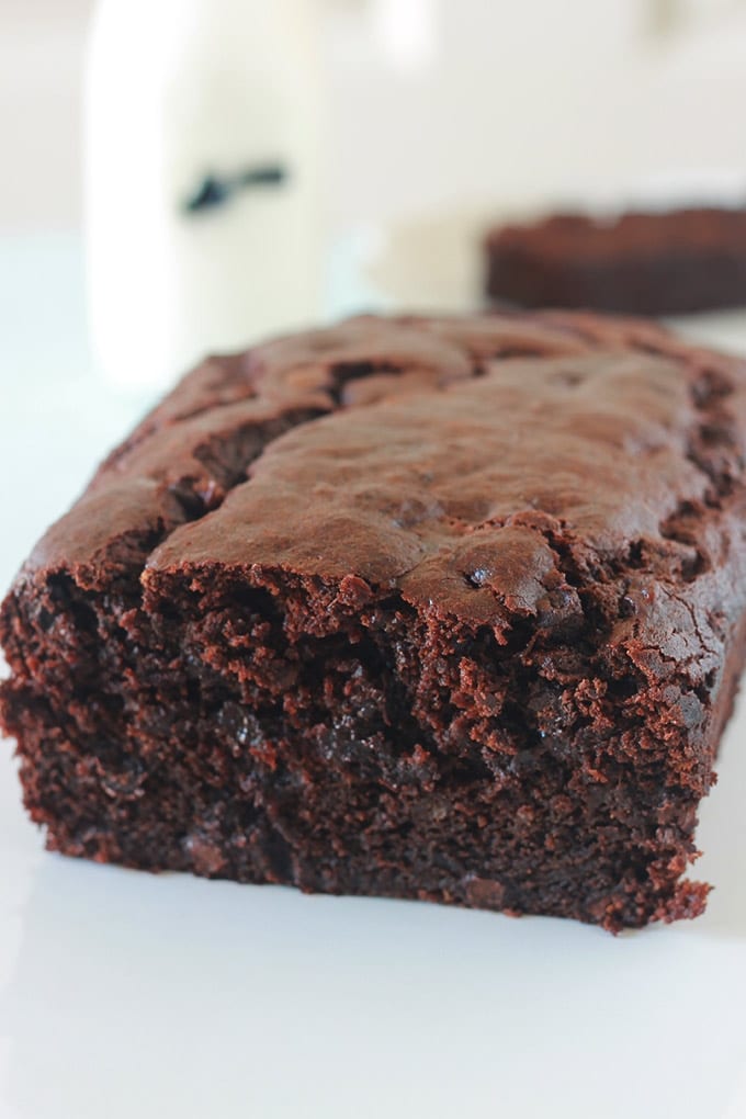 Cake banane chocolat hyper moelleux et fondant. Très facile à faire et inratable. A base de bananes très mûres, chocolat en morceaux ou pépites de chocolat, poudre de cacao et yaourt. C'est le meilleur banana bread au chocolat que j'ai goûté jusqu'à présent.