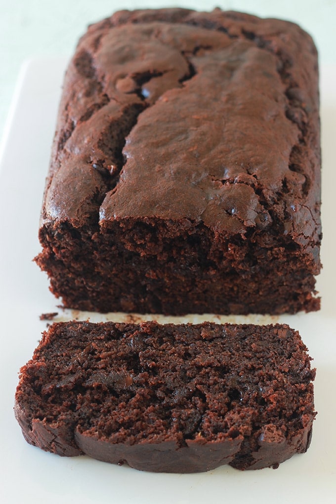 Cake banane chocolat hyper moelleux et fondant. Très facile à faire et inratable. A base de bananes très mûres, chocolat en morceaux ou pépites de chocolat, poudre de cacao et yaourt. C'est le meilleur banana bread au chocolat que j'ai goûté jusqu'à présent.