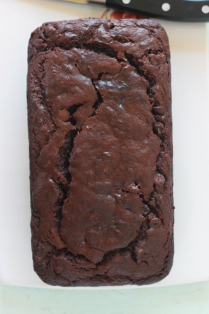 Cake banane chocolat hyper moelleux et fondant. Très facile à faire et inratable. A base de bananes très mûres, chocolat en morceaux ou pépites de chocolat, poudre de cacao et yaourt. C'est le meilleur banana bread au chocolat que j'ai goûté jusqu'à présent.