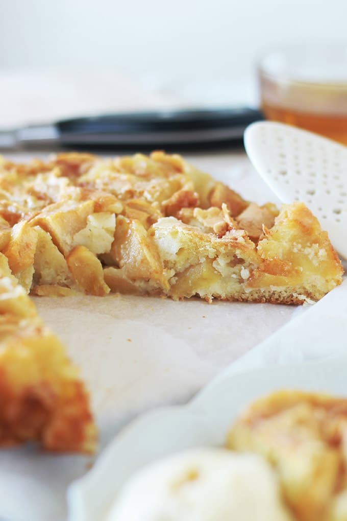 Gâteau aux pommes fondantes avec peu de pâte et beaucoup de pommes. Très simple et rapide à faire. Une recette facile à mémoriser si on peut retenir les chiffres 54321!