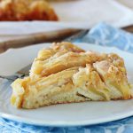 Gâteau aux pommes fondantes avec peu de pâte et beaucoup de pommes. Très simple et rapide à faire. Une recette facile à mémoriser si on peut retenir les chiffres 54321!