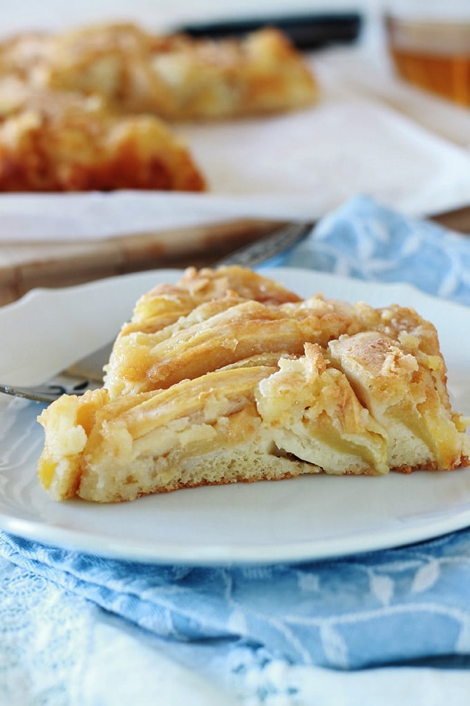 Gâteau aux pommes fondantes avec peu de pâte et beaucoup de pommes. Très simple et rapide à faire. Une recette facile à mémoriser si on peut retenir les chiffres 54321!