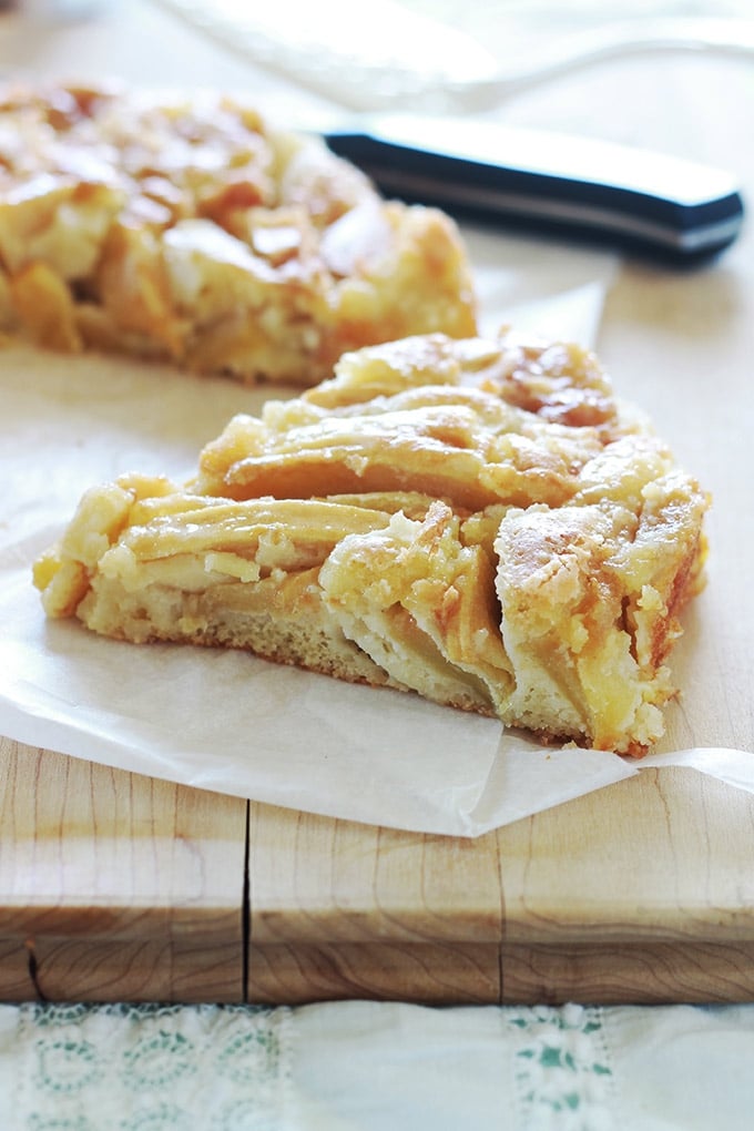 Gâteau aux pommes fondantes avec peu de pâte et beaucoup de pommes. Très simple et rapide à faire. Une recette facile à mémoriser si on peut retenir les chiffres 54321!