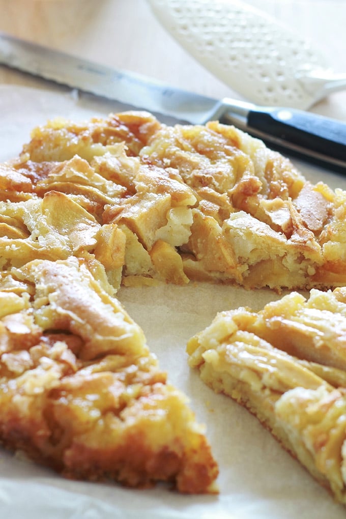 Gâteau aux pommes fondantes avec peu de pâte et beaucoup de pommes. Très simple et rapide à faire. Une recette facile à mémoriser si on peut retenir les chiffres 54321!