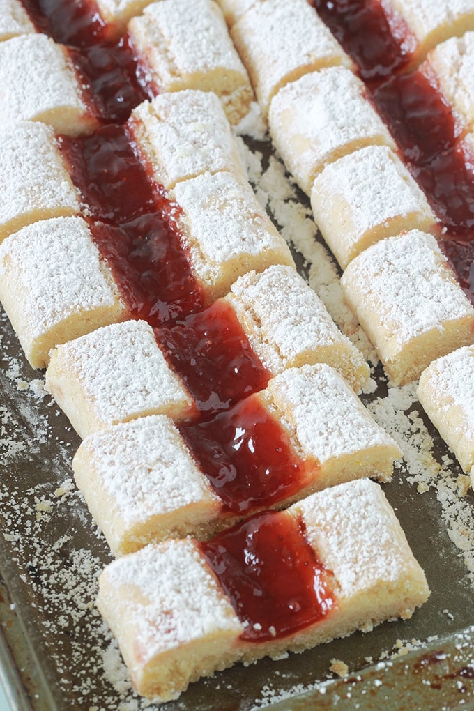 Gâteaux croquets fondants, hyper moelleux à la confiture. Appelés aussi gâteaux croquants, krokis. Ce sont des biscuits secs cuits en deux fois au four. Sans beurre, économiques, faciles et rapides à faire. Vous pouvez aussi remplacer la confiture par une marmelade, une gelée, du nutella ou du caramel au beurre salé.