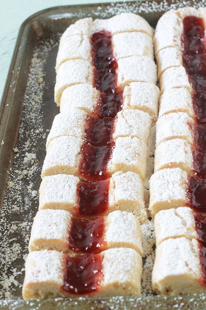 Gâteaux croquets fondants, hyper moelleux à la confiture. Appelés aussi gâteaux croquants, krokis. Ce sont des biscuits secs cuits en deux fois au four. Sans beurre, économiques, faciles et rapides à faire. Vous pouvez aussi remplacer la confiture par une marmelade, une gelée, du nutella ou du caramel au beurre salé.