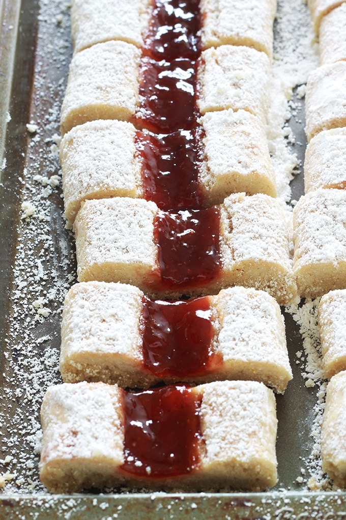 Gâteaux croquets fondants, hyper moelleux à la confiture. Appelés aussi gâteaux croquants, krokis. Ce sont des biscuits secs cuits en deux fois au four. Sans beurre, économiques, faciles et rapides à faire. Vous pouvez aussi remplacer la confiture par une marmelade, une gelée, du nutella ou du caramel au beurre salé.