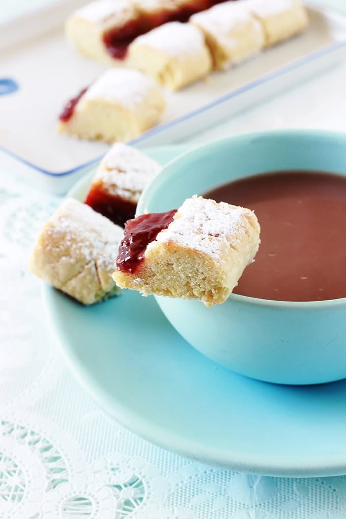 Gâteaux croquets fondants, hyper moelleux à la confiture. Appelés aussi gâteaux croquants, krokis. Ce sont des biscuits secs cuits en deux fois au four. Sans beurre, économiques, faciles et rapides à faire. Vous pouvez aussi remplacer la confiture par une marmelade, une gelée, du nutella ou du caramel au beurre salé.