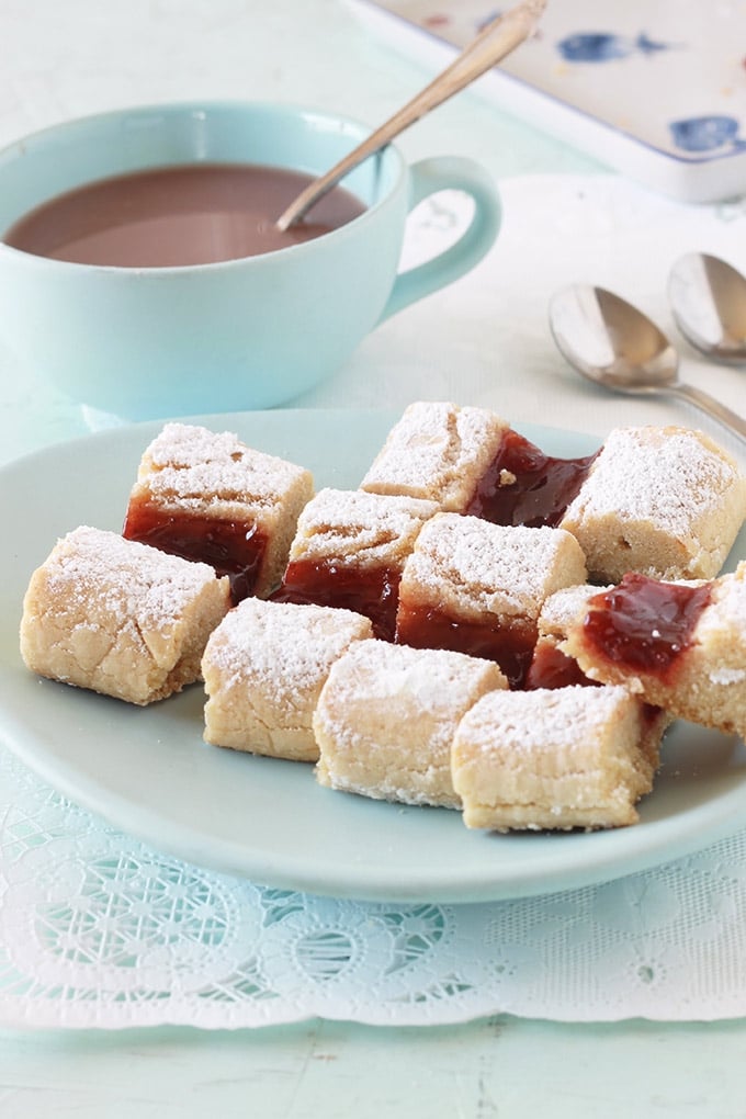 Gâteaux croquets fondants, hyper moelleux à la confiture. Appelés aussi gâteaux croquants, krokis. Ce sont des biscuits secs cuits en deux fois au four. Sans beurre, économiques, faciles et rapides à faire. Vous pouvez aussi remplacer la confiture par une marmelade, une gelée, du nutella ou du caramel au beurre salé.