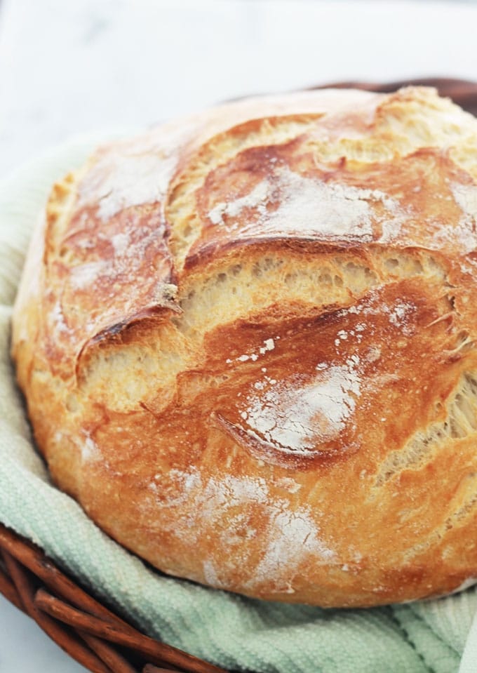 Recette du pain sans pétrissage à la cocotte de Jim Lahey. Avec des astuces pour avoir une mie alvéolée (trous). Pas besoin de connaissances préalables en boulangerie et ne nécessite qu'un minimum d'effort. Idéal pour les débutants en boulangerie mais aussi pour ceux qui n'aiment pas trop pétrir (moi!!). Sans machine à pain, sans robot, sans pétrin.