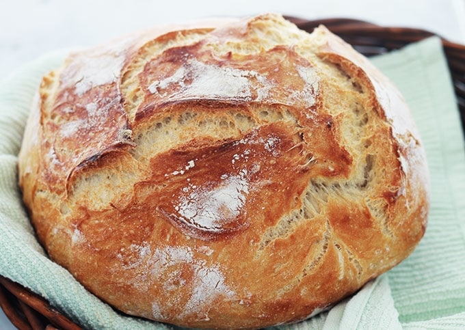 Recette du pain sans pétrissage à la cocotte de Jim Lahey. Avec des astuces pour avoir une mie alvéolée (trous). Pas besoin de connaissances préalables en boulangerie et ne nécessite qu'un minimum d'effort. Idéal pour les débutants en boulangerie mais aussi pour ceux qui n'aiment pas trop pétrir (moi!!). Sans machine à pain, sans robot, sans pétrin.