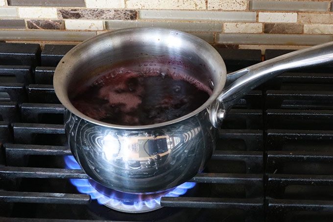 Porter le jus de grenade sucre et jus de citron a ebullition et laisser reduire et epaissir