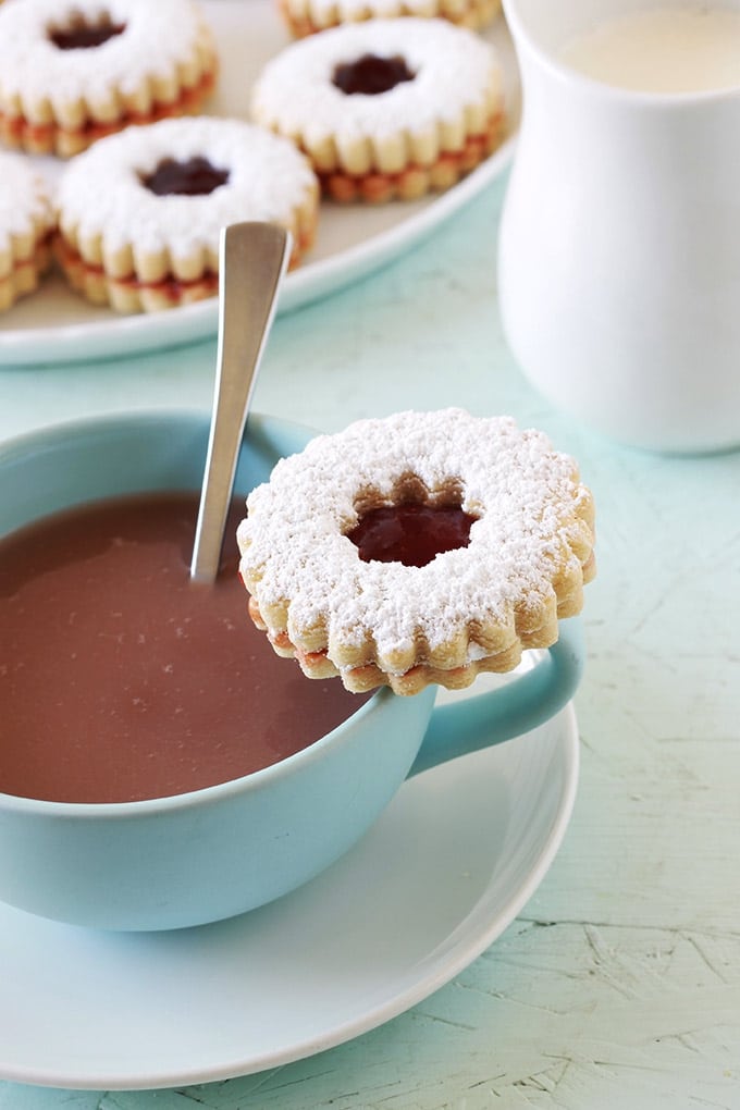 Sablés à la confiture très fondants à la bouche et moelleux. Recette facile et rapide. Le secret pour avoir des biscuits fondants est l'ajout de maïzena. Ces petits gâteaux sont parfaits au goûter. 