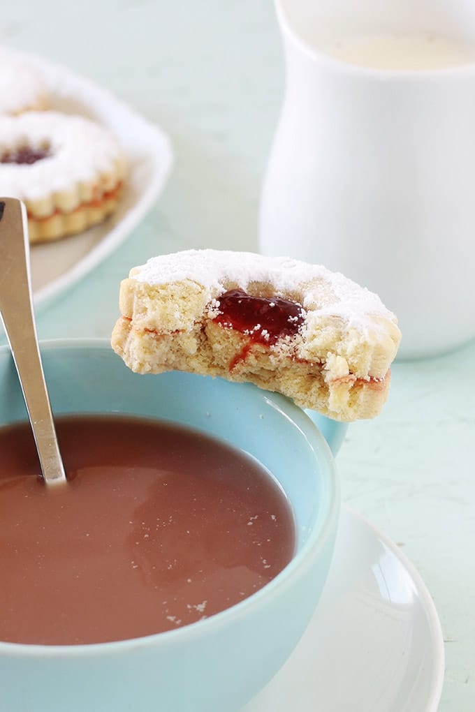 Sablés à la confiture très fondants à la bouche et moelleux. Recette facile et rapide. Le secret pour avoir des biscuits fondants est l'ajout de maïzena. Ces petits gâteaux sont parfaits au goûter. 