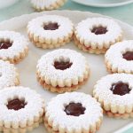 Sablés à la confiture très fondants à la bouche et moelleux. Recette facile et rapide. Le secret pour avoir des biscuits fondants est l'ajout de maïzena. Ces petits gâteaux sont parfaits au goûter. 