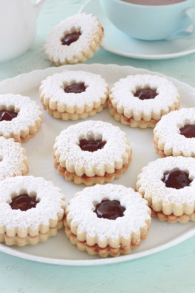 Sablés à la confiture très fondants à la bouche et moelleux. Recette facile et rapide. Le secret pour avoir des biscuits fondants est l'ajout de maïzena. Ces petits gâteaux sont parfaits au goûter. 