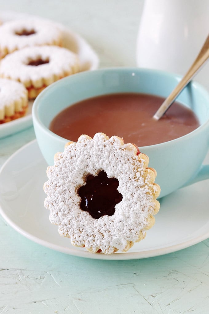 Sablés à la confiture très fondants à la bouche et moelleux. Recette facile et rapide. Le secret pour avoir des biscuits fondants est l'ajout de maïzena. Ces petits gâteaux sont parfaits au goûter. 