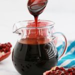 Sirop de grenadine maison (ou sirop de grenade), très simple à faire. Jus de grenade, sucre et éventuellement jus de citron. 30 minutes de cuisson. Délicieux pour napper des panna cotta, riz au lait, yaourt, crêpes, cheesecakes, crèmes glacées, salades de fruits, gâteaux, cocktails ...