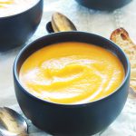 Soupe butternut (velouté butternut) : onctueuse, simple et tellement délicieuse. Butternut, oignon, bouillon et assaisonnement selon les goûts. Eventuellement, de la crème pour ceux qui aiment.  #butternut #courge #soupe #soupebutternut #veloutebutternut #cuisineculinaire