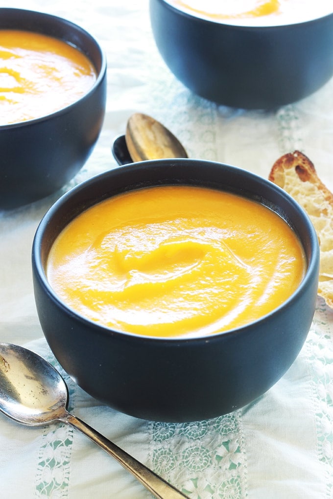 Soupe butternut (velouté butternut) : onctueuse, simple et tellement délicieuse. Butternut, oignon, bouillon et assaisonnement selon les goûts. Eventuellement, de la crème pour ceux qui aiment.  #butternut #courge #soupe #soupebutternut #veloutebutternut #cuisineculinaire