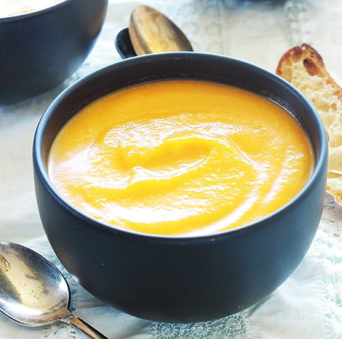 Soupe butternut (velouté butternut) : onctueuse, simple et tellement délicieuse. Butternut, oignon, bouillon et assaisonnement selon les goûts. Eventuellement, de la crème pour ceux qui aiment.  #butternut #courge #soupe #soupebutternut #veloutebutternut #cuisineculinaire