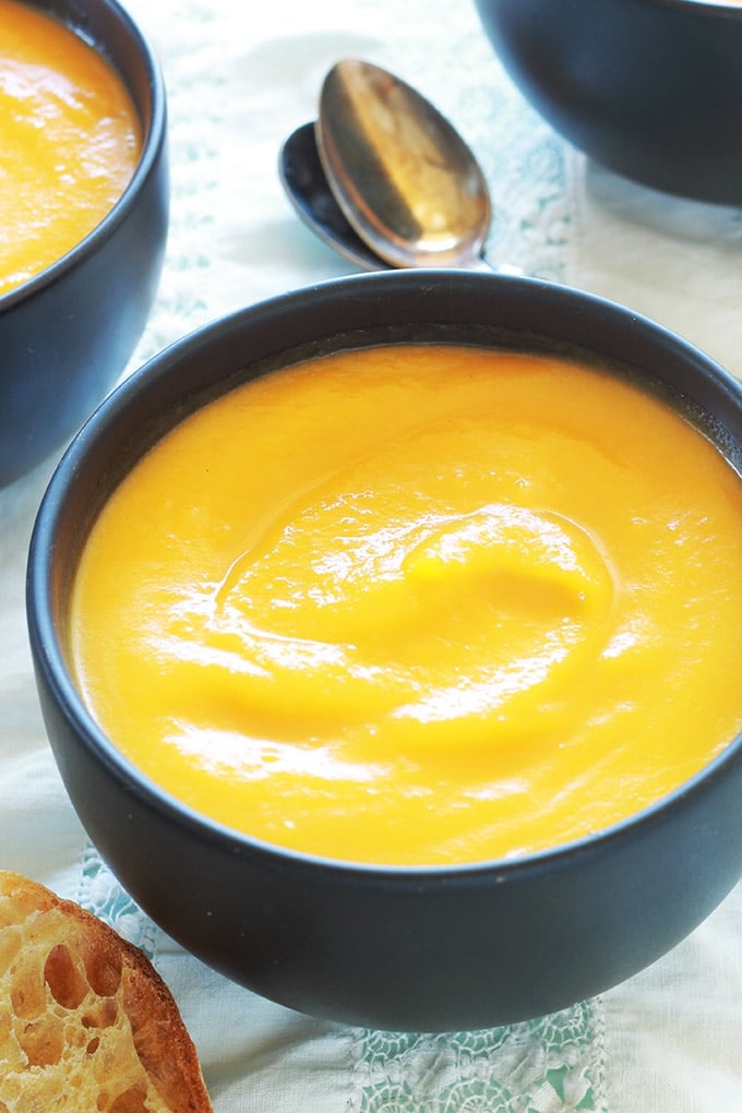 Soupe butternut (velouté butternut) : onctueuse, simple et tellement délicieuse. Butternut, oignon, bouillon et assaisonnement selon les goûts. Eventuellement, de la crème pour ceux qui aiment.  #butternut #courge #soupe #soupebutternut #veloutebutternut #cuisineculinaire