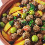 Tajine aux boulettes de viande, pommes de terre et olives. Le tout est cuit dans une sauce tomate.  Un plat simple, complet et réconfortant.