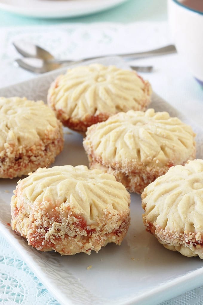 Biscuits secs fondants, nature ou assemblés deux par deux avec de la confiture. Une recette simple et rapide. La pâte contient de la maïzena ce qui donne des petits gâteaux secs ultra fondants à la bouche.