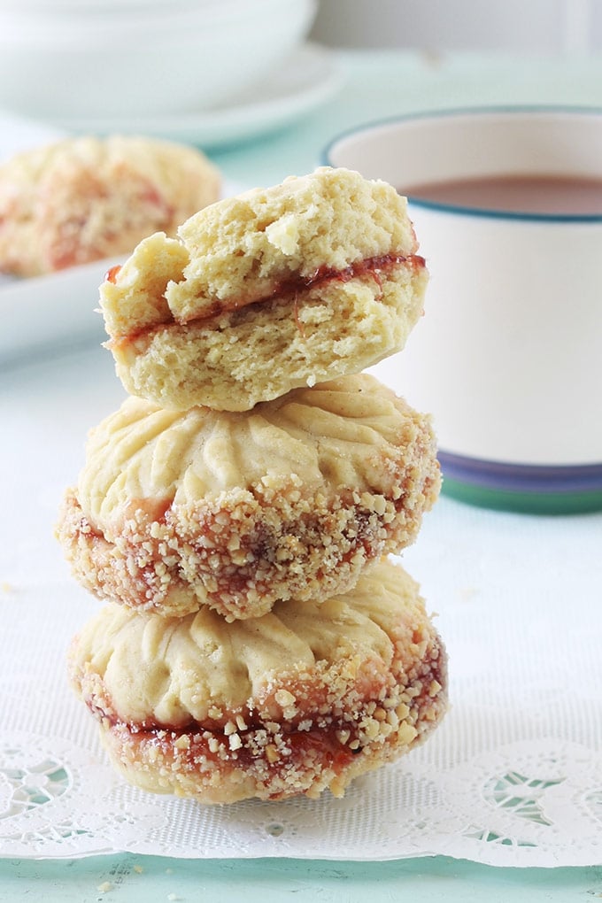 Biscuits secs fondants, nature ou assemblés deux par deux avec de la confiture. Une recette simple et rapide. La pâte contient de la maïzena ce qui donne des petits gâteaux secs ultra fondants à la bouche.