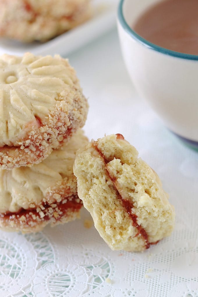 Biscuits secs fondants, nature ou assemblés deux par deux avec de la confiture. Une recette simple et rapide. La pâte contient de la maïzena ce qui donne des petits gâteaux secs ultra fondants à la bouche.