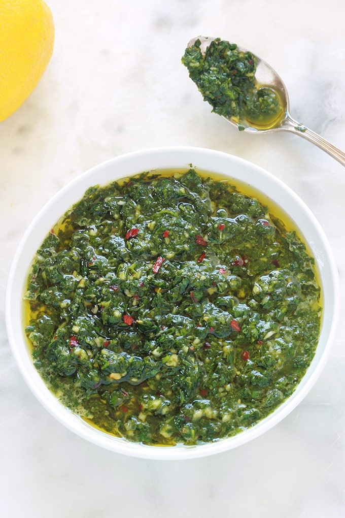 Recette de la chermoula marocaine ou charmoula. Facile, rapide et pleine de saveurs. Peut être utilisée comme marinade ou comme sauce ou condiment pour servir avec le poisson, le poulet, les légumes (pommes de terre, carottes, aubergines, ...) Composée de coriandre, persil, ail, jus de citron et des épices à chermoula.