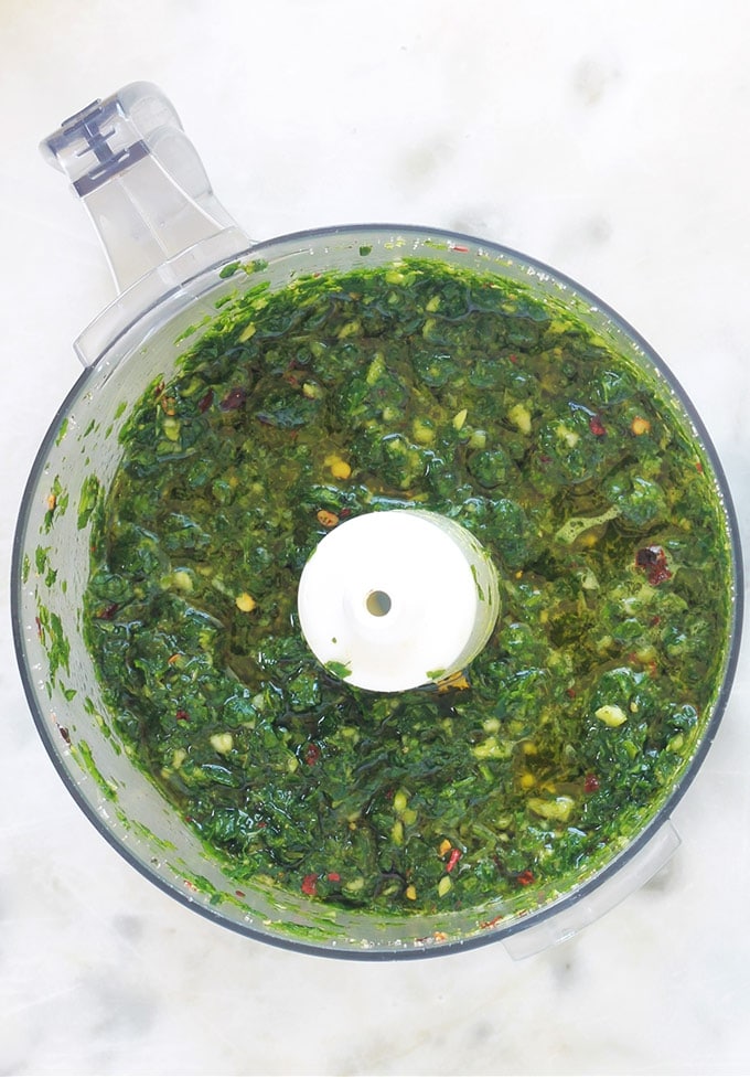 Recette de la chermoula marocaine ou charmoula. Facile, rapide et pleine de saveurs. Peut être utilisée comme marinade ou comme sauce ou condiment pour servir avec le poisson, le poulet, les légumes (pommes de terre, carottes, aubergines, ...) Composée de coriandre, persil, ail, jus de citron et des épices à chermoula.