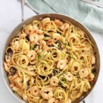 Délicieuses pâtes aux crevettes et champignons dans une sauce crémeuse au fromage. Une recette simple pour un repas facile et rapide. 15 minutes au total pour préparer la sauce aux crevettes. Et vous faites cuire vos pâtes pendant la cuisson de la sauce. Votre repas est donc prêt en 15 minutes! Difficile à battre pour un repas de semaine sans stress.