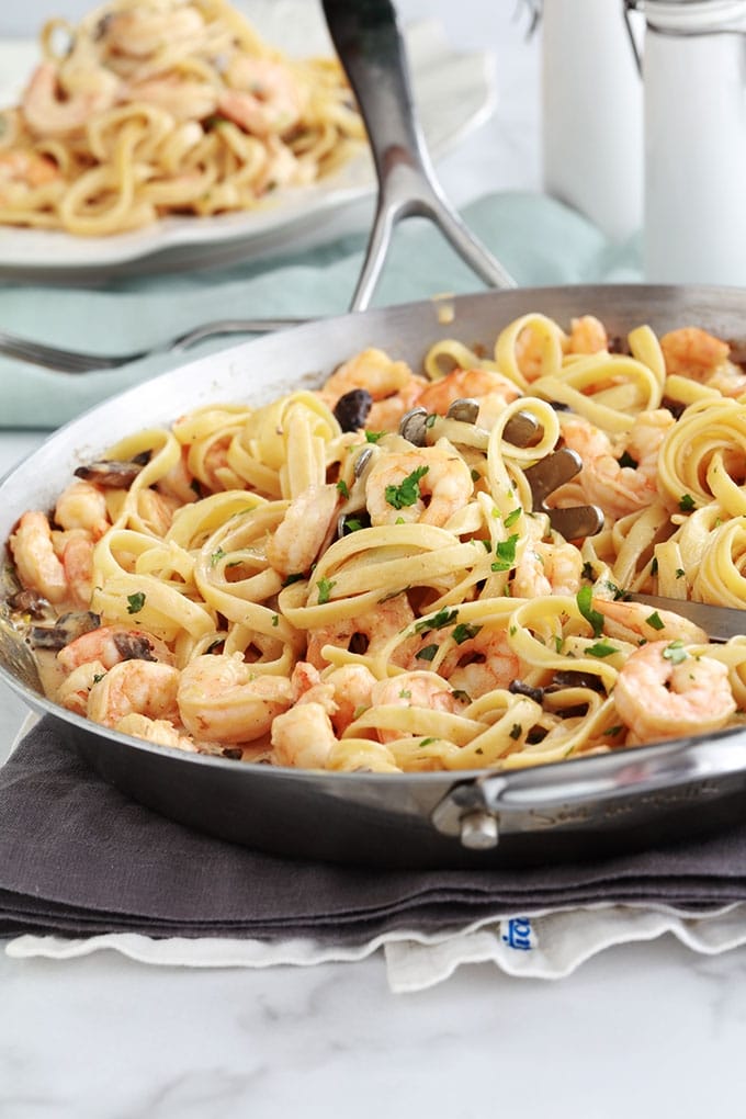 Délicieuses pâtes aux crevettes et champignons dans une sauce crémeuse au fromage. Une recette simple pour un repas facile et rapide. 15 minutes au total pour préparer la sauce aux crevettes. Et vous faites cuire vos pâtes pendant la cuisson de la sauce. Votre repas est donc prêt en 15 minutes! Difficile à battre pour un repas de semaine sans stress.