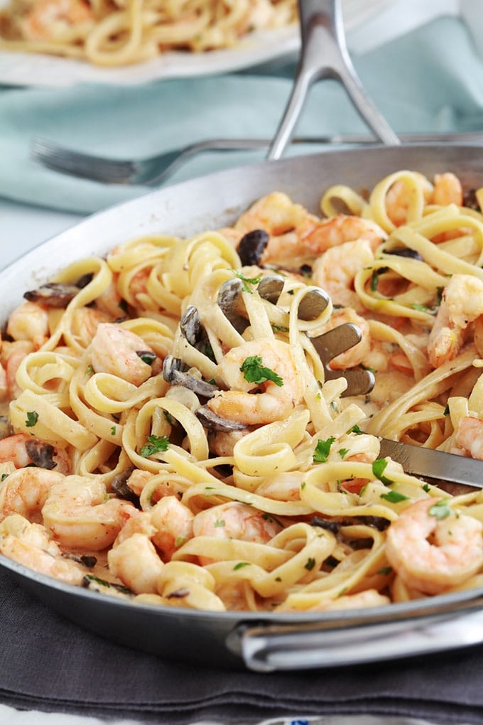 Délicieuses pâtes aux crevettes et champignons dans une sauce crémeuse au fromage. Une recette simple pour un repas facile et rapide. 15 minutes au total pour préparer la sauce aux crevettes. Et vous faites cuire vos pâtes pendant la cuisson de la sauce. Votre repas est donc prêt en 15 minutes! Difficile à battre pour un repas de semaine sans stress.