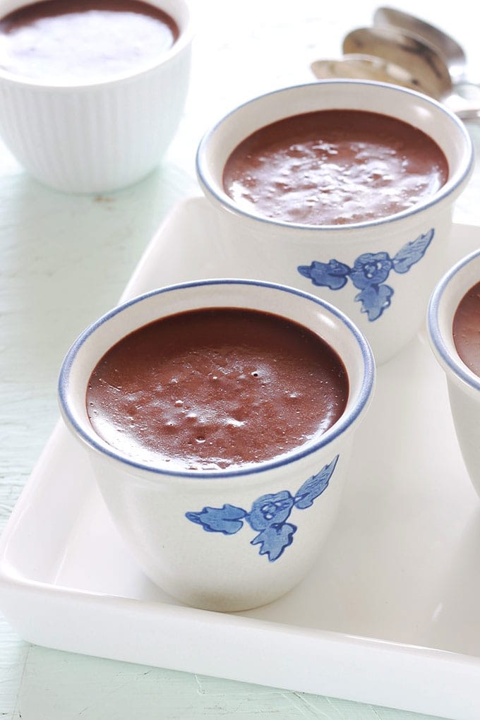 Délicieux petits pots de crème au chocolat. Ultra crémeux et onctueux. Avec seulement deux ingrédients (crème et chocolat), sans oeufs et sans cuisson au four. Se préparent en 5 à 10 minutes. Simples et efficaces! Un dessert qui plaît aux petits et aux plus grands.