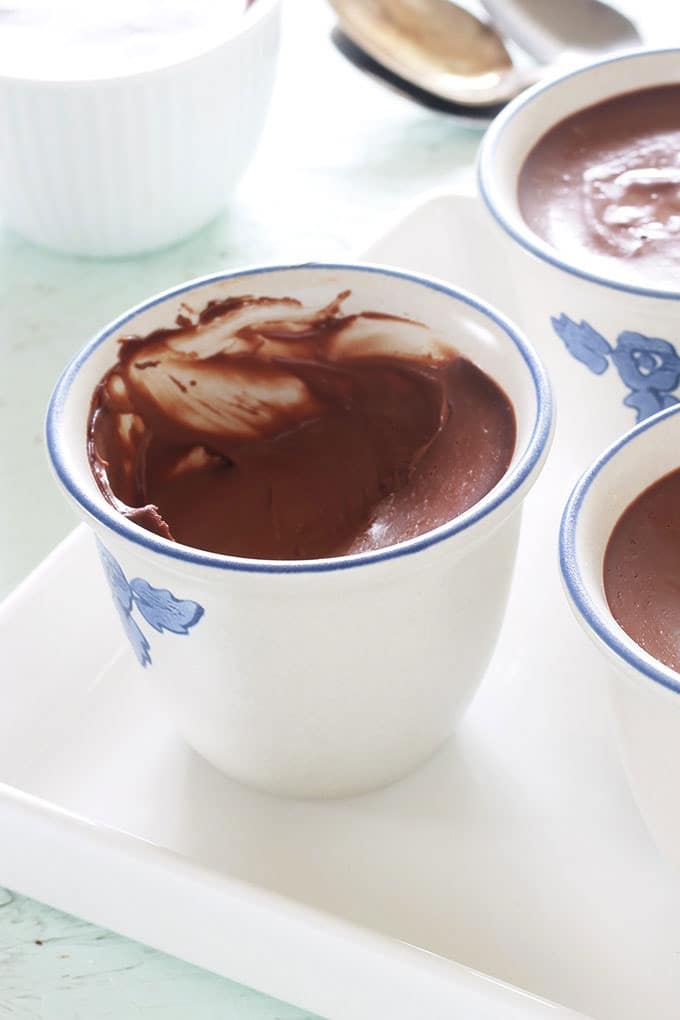 Délicieux petits pots de crème au chocolat. Ultra crémeux et onctueux. Avec seulement deux ingrédients (crème et chocolat), sans oeufs et sans cuisson au four. Se préparent en 5 à 10 minutes. Simples et efficaces! Un dessert qui plaît aux petits et aux plus grands.