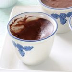 Délicieux petits pots de crème au chocolat. Ultra crémeux et onctueux. Avec seulement deux ingrédients (crème et chocolat), sans oeufs et sans cuisson au four. Se préparent en 5 à 10 minutes. Simples et efficaces! Un dessert qui plaît aux petits et aux plus grands.