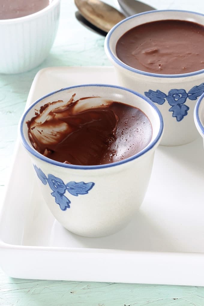 Délicieux petits pots de crème au chocolat. Ultra crémeux et onctueux. Avec seulement deux ingrédients (crème et chocolat), sans oeufs et sans cuisson au four. Se préparent en 5 à 10 minutes. Simples et efficaces! Un dessert qui plaît aux petits et aux plus grands.