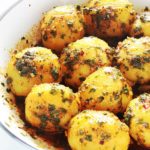 Recette des pommes de terre à la chermoula / charmoula, ou batata mchermla. Un plat facile, rapide et plein de saveurs. Ce sont des pommes de terre en sauce chermoula faite à base de persil, coriandre, ail, jus de citron, des épices et de l'huile d'olive. C'est bon aussi bien chaud que froid. Et vous pouvez les servir comme salade ou plat d'accompagnement pour viandes, poulet, poisson, merguez ... Ou tel quel avec du pain pour saucer dedans.