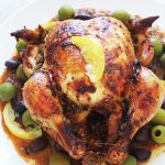 Recette du poulet à la marocaine au citron confit et olives (ou poulet mhamer, poulet maqli). Le poulet est mariné dans une sauce chermoula : coriandre, persil, épices, citron confit, ail, oignons et huile d'olive. Accompagnement : frites ou des pommes de terre sautées, pain, riz, pâtes, couscous, etc